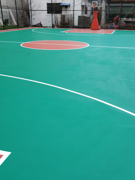 道真 球场长期使用易出现地面开裂